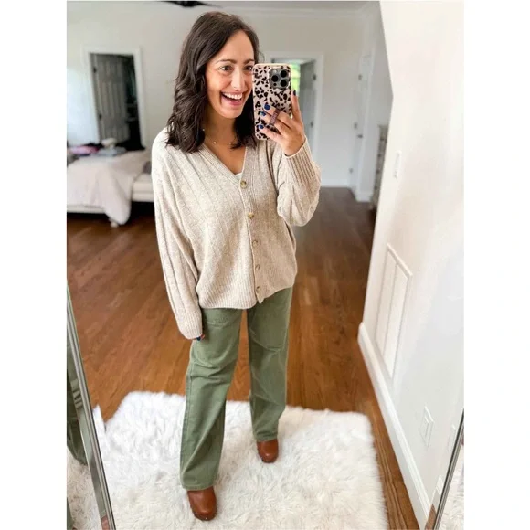 Women's Mid-Rise Straight Leg Cargo
Pants - Universal Thread™ Green new - Picture 4 of 7